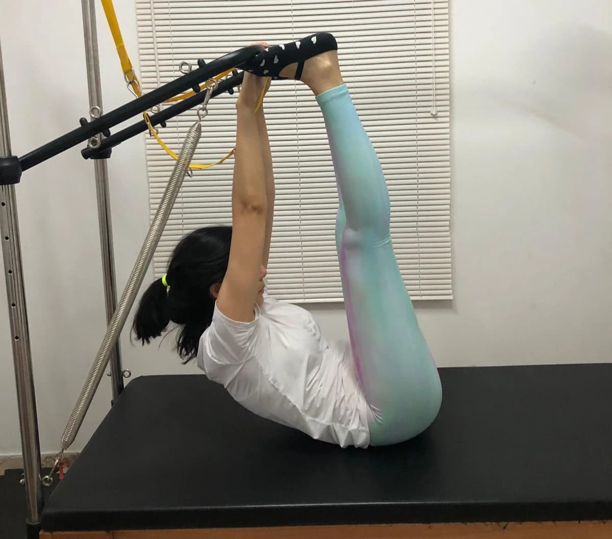 Professora de Pilates da Clínica Layse Félix fazendo exercício