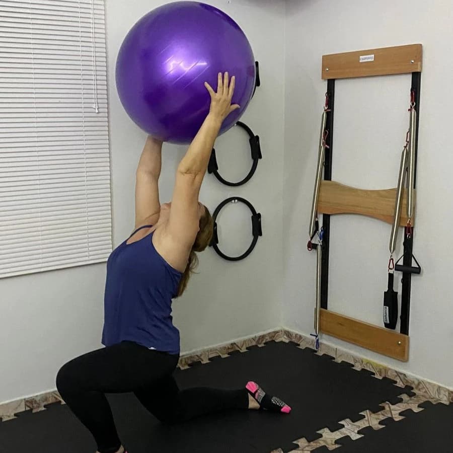 Professora de Pilates da Clínica Layse Félix fazendo exercício